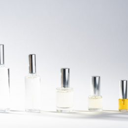 Flacons de parfums alignés côte à côte sur une surface élégante