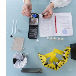 Plan de travail d’un participant avec flacons, touches et carnet lors d’un atelier de création de parfum