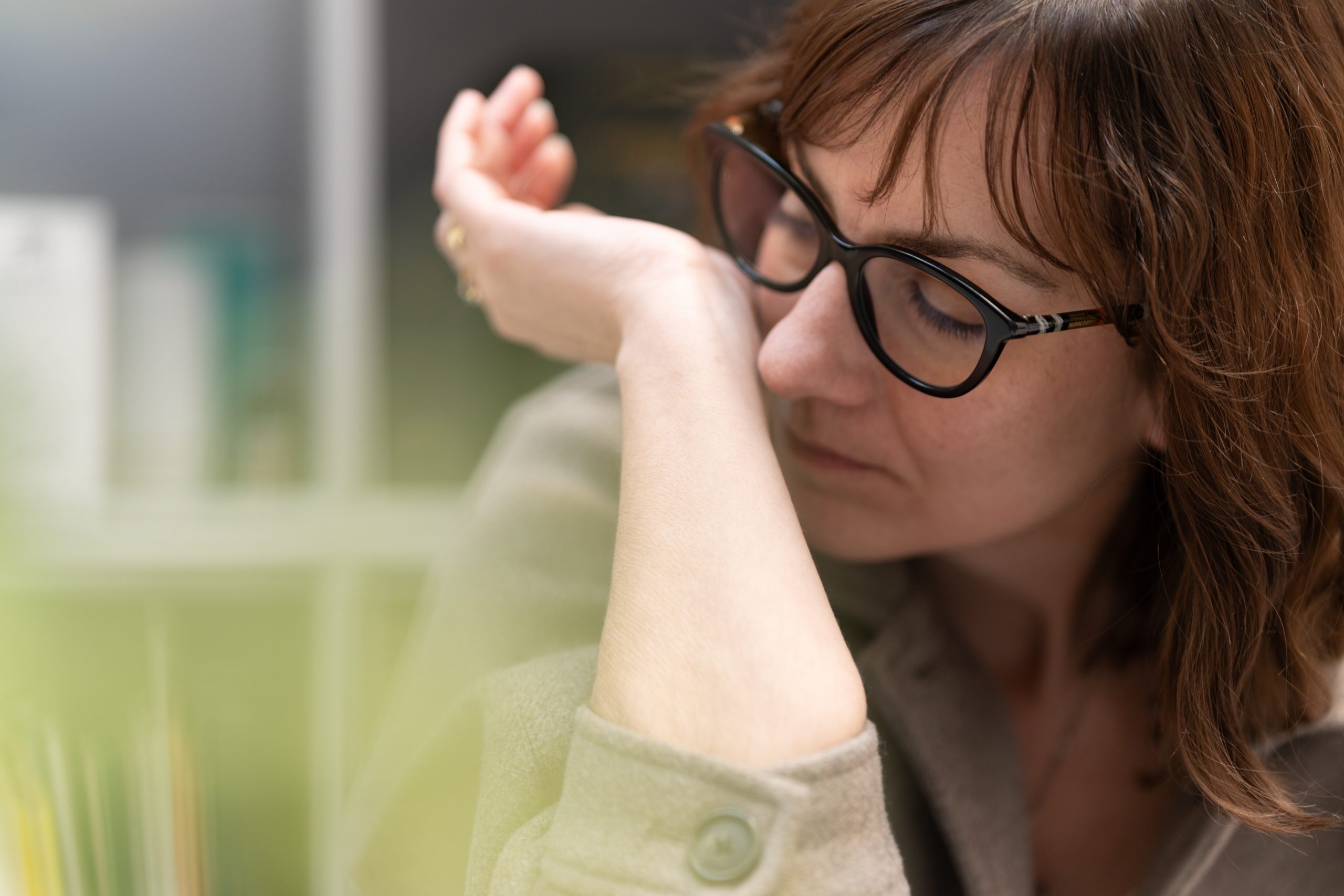 Femme sentant l’intérieur de son avant-bras lors d’une évaluation olfactive