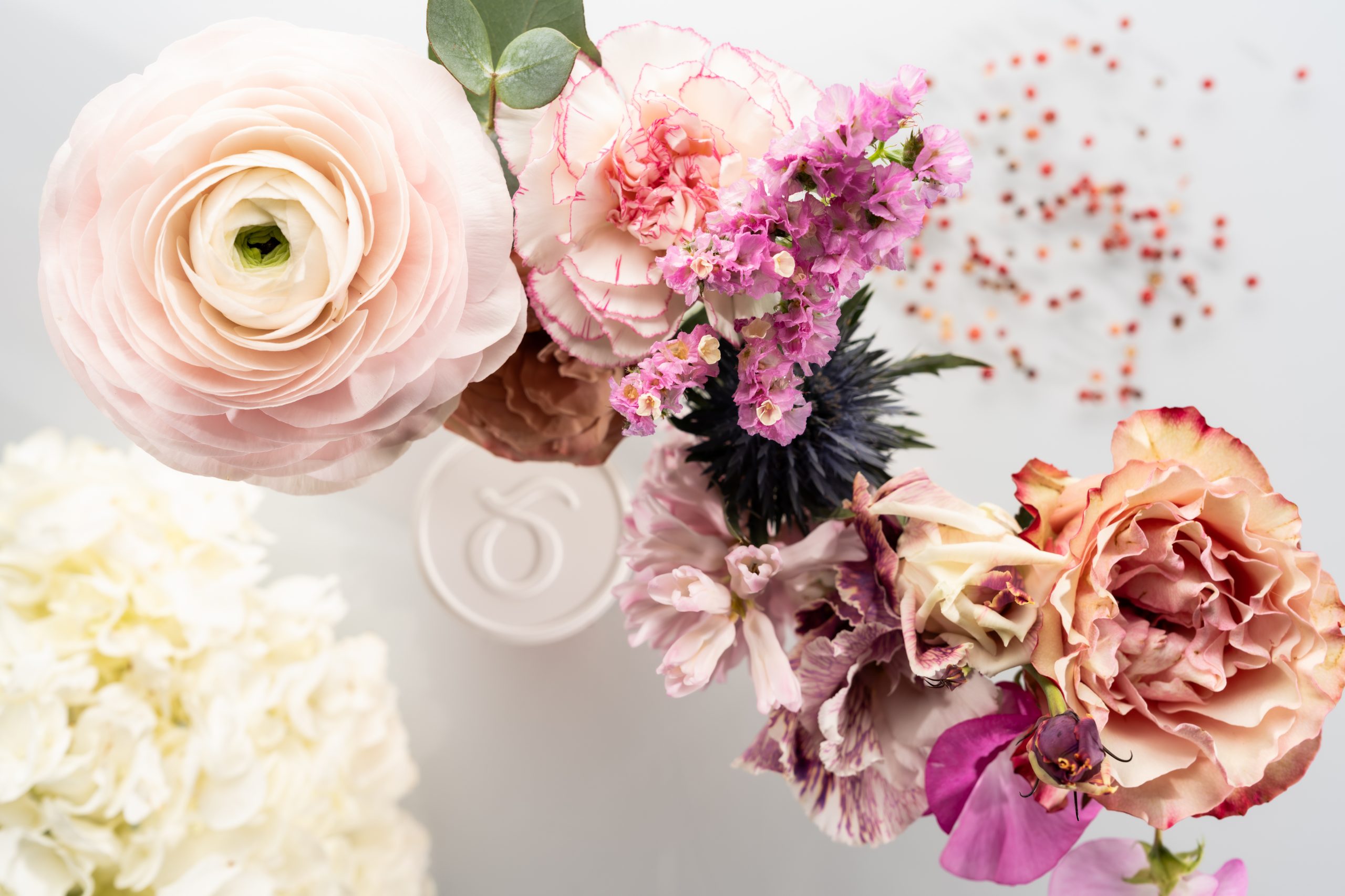 Bouquet floral artistique représentant des matières premières de parfumerie