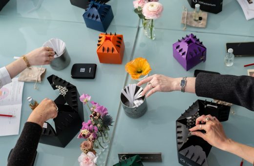 Plusieurs mains réunies lors d’un échange en formation professionnelle