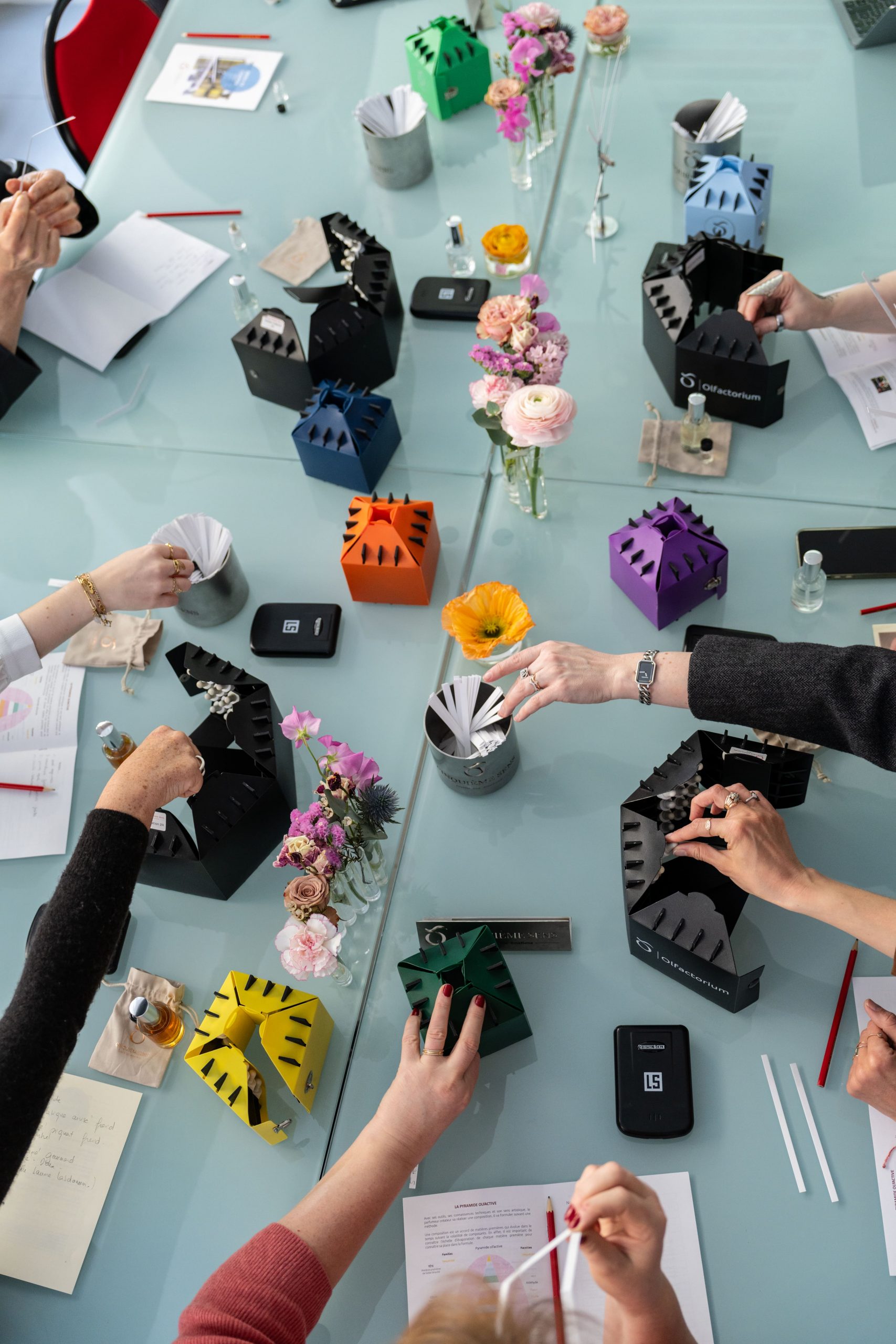 Plusieurs mains réunies lors d’un échange en formation professionnelle