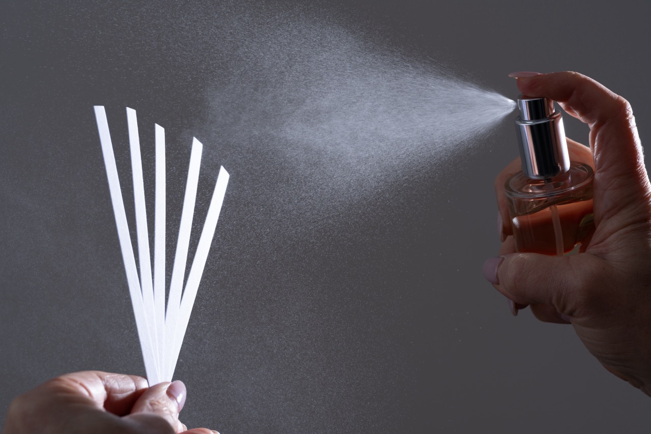 Flacon de parfum vaporisant plusieurs touches parfumées