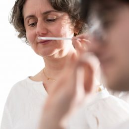 Parfumeur évaluant une fragrance sur une touche à parfum